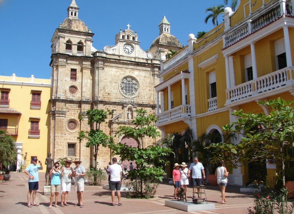 Is Cartagena safe tourists walking colonial streets Colombia
